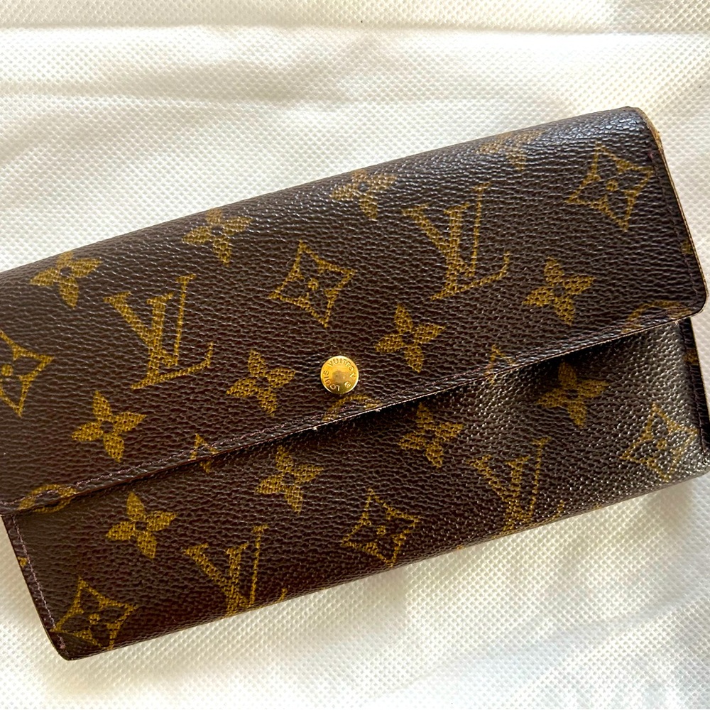LV Sarah Monogram Wallet in EUC
* Free Shipping *